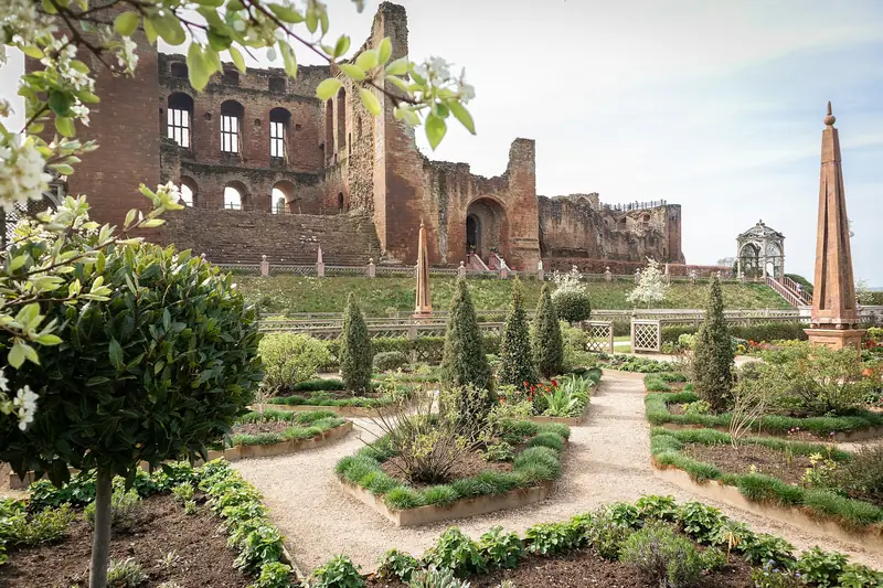 Kenilworth Castle behind its Elizabethan garden